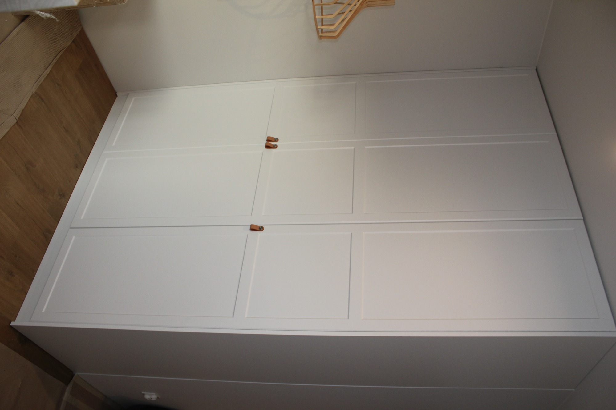 Szafa z frezowanymi frontami