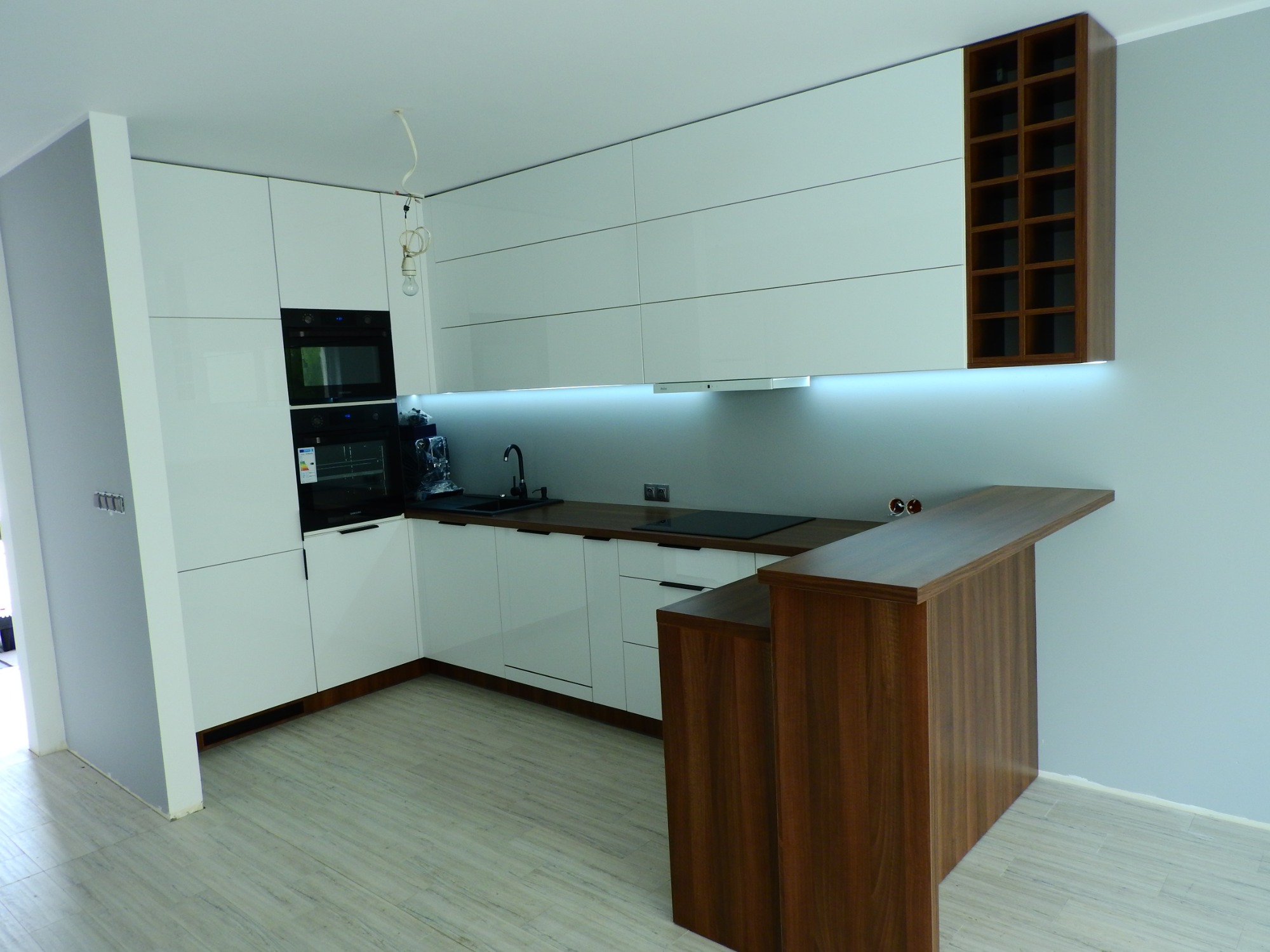 Kuchnia nowoczesna z winiarką