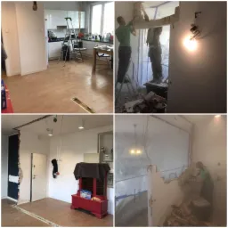 Cztery kadry z wnętrza mieszkania w trakcie demontażu ściany: widok ogólny z kuchnią w tle, zbliżenie na robotników z narzędziami na drabinie, usunięty fragment ściany z wiszącymi kablami...