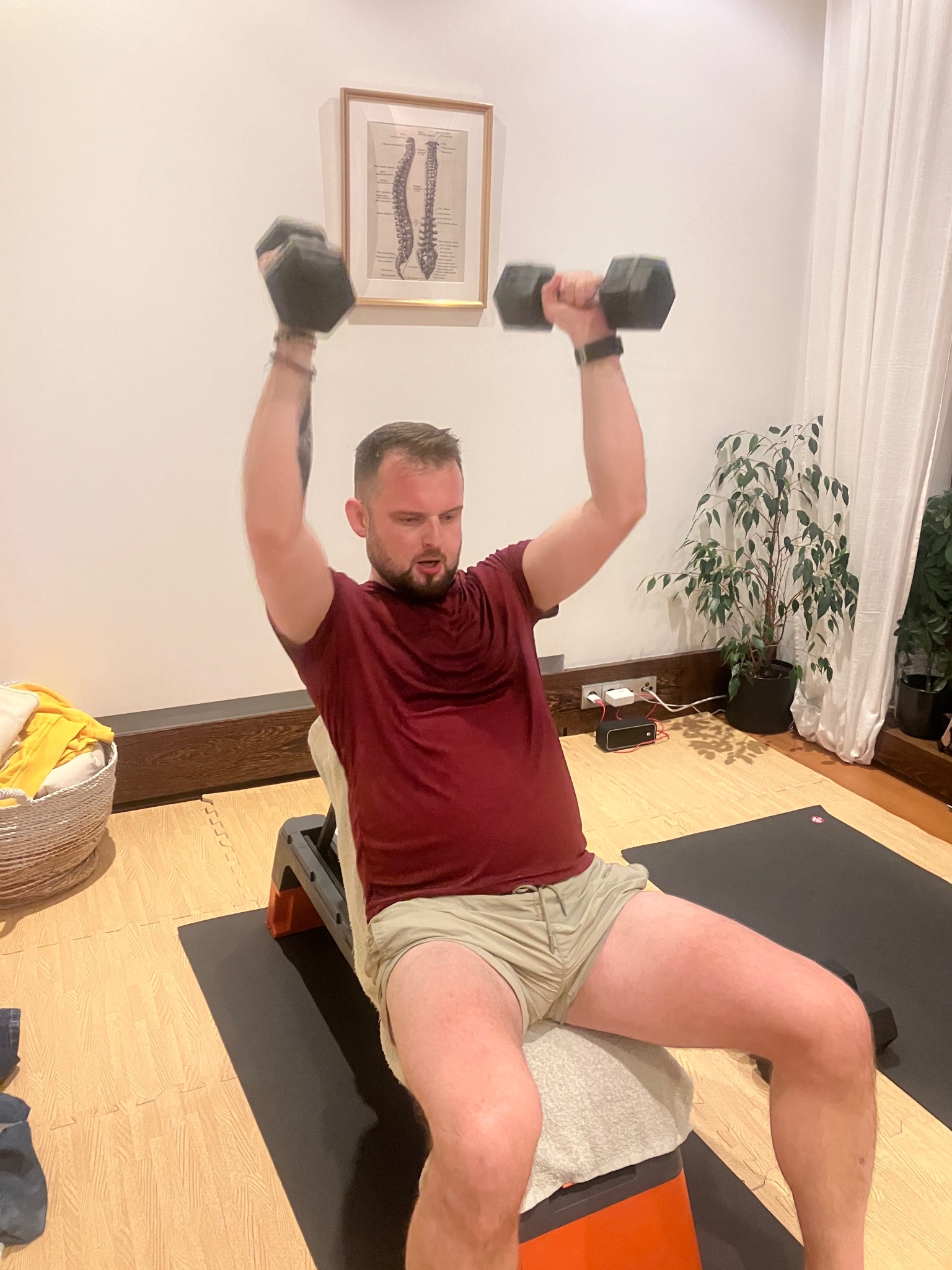 Trzecia osobna przestrzeń treningowa ze wspaniałym lustrem na całej ścianie dla lepszej kontroli ruchu podczas ćwiczeń.