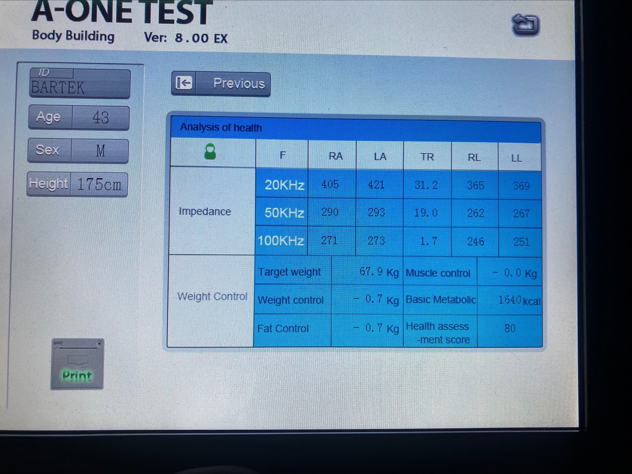 Ekran urządzenia A-ONE TEST z analizą składu ciała: impedancja, kontrola wagi i tłuszczu, ocena zdrowia. Dane: Bartek, 43 lata, mężczyzna, 175cm.