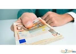 Dłoń trzymająca plik banknotów 50 euro na białym tle.