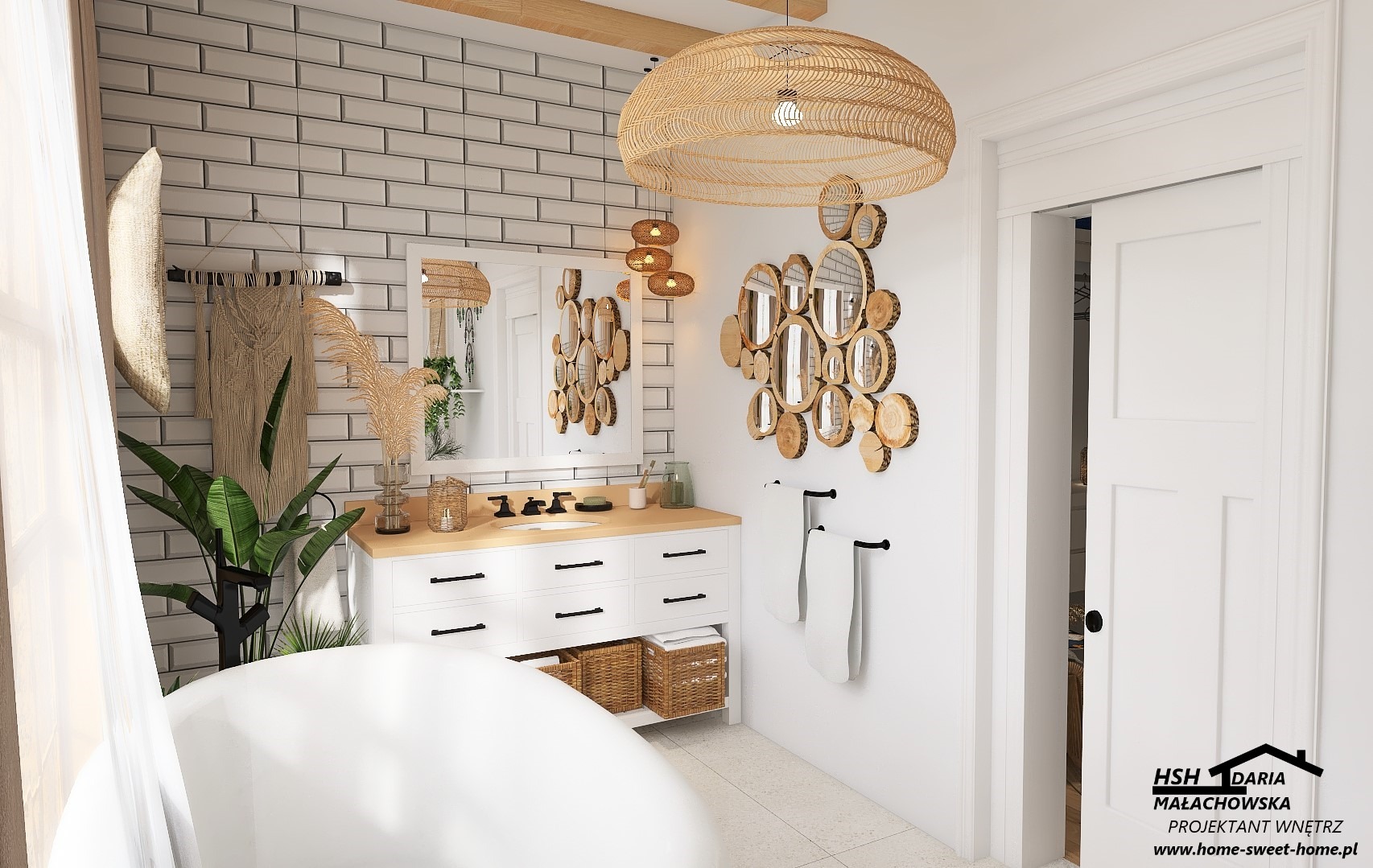 Jasna łazienka w stylu boho z białą armaturą, okrągłym lustrem z drewnianych plastrów, rattanową lampą i roślinami doniczkowymi, widok na otwarte drzwi.