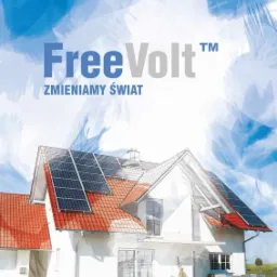 Grafika przedstawia dom jednorodzinny z panelami słonecznymi na dachu, nadrukowane logo 'FreeVolt' i hasło 'Zmieniamy świat' na tle efektu malarskiego nieba.