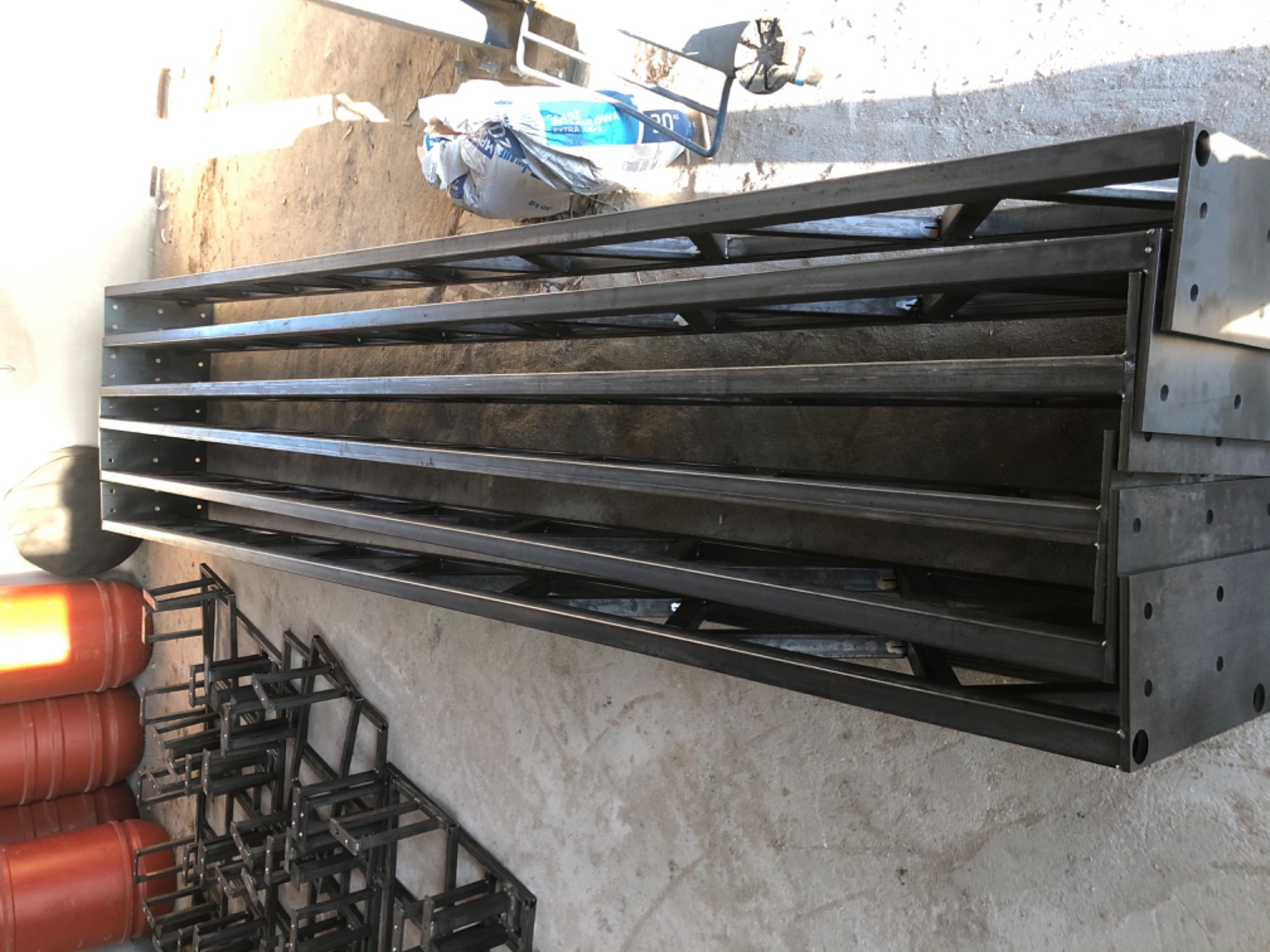 Konstrukcje pod hale namiotowe.