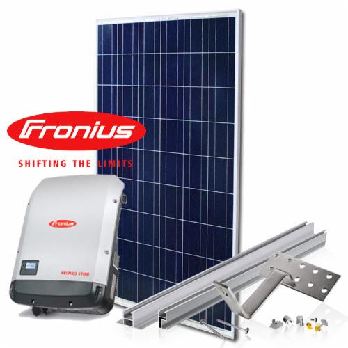 Elementy systemu fotowoltaicznego Fronius: panel słoneczny, inwerter Fronius Symo, szyny montażowe i akcesoria, na białym tle.