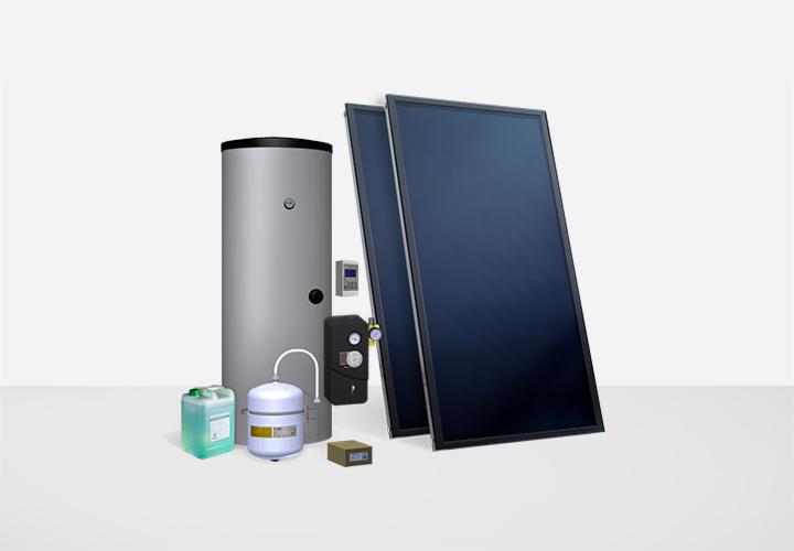 Zestaw solarny: dwa panele słoneczne, srebrny zasobnik ciepłej wody, zbiornik wyrównawczy, regulator solarny i płyn solarny na białym tle.