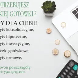 Biurko z laptopem, kalkulatorem, okularami, notatnikiem i monetami euro, obok tekst reklamowy o kredytach konsolidacyjnych, hipotecznych, inwestycyjnych, gotówkowych i firmowych z logo firmy OZGA...