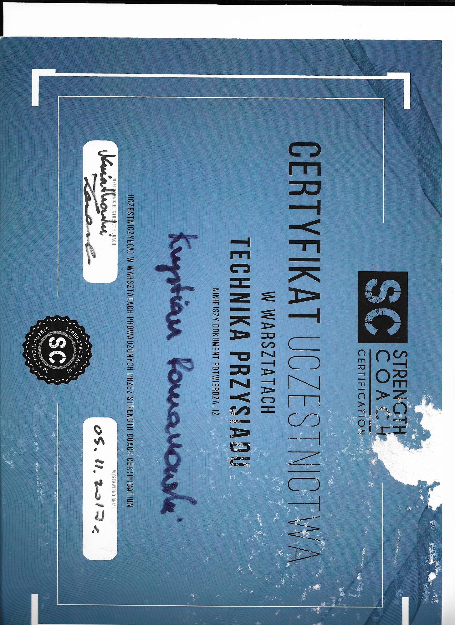 Certyfikat uczestnictwa w warsztatach Technika Przysiadu Strength Coach Certification z podpisami, wystawiony 05.11.2017 dla Krystiana Romanowskiego.