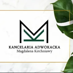 Logo Kancelarii Adwokackiej Magdaleny Kirchniawy na marmurowym tle z motywem liści monstery.