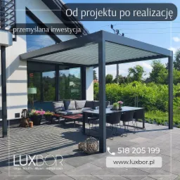 Nowoczesna pergola tarasowa z aluminiową konstrukcją w kolorze antracytowym, wyposażona w meble ogrodowe, stół z krzesłami i dekoracyjne lampiony, z widokiem na zadbany ogród.