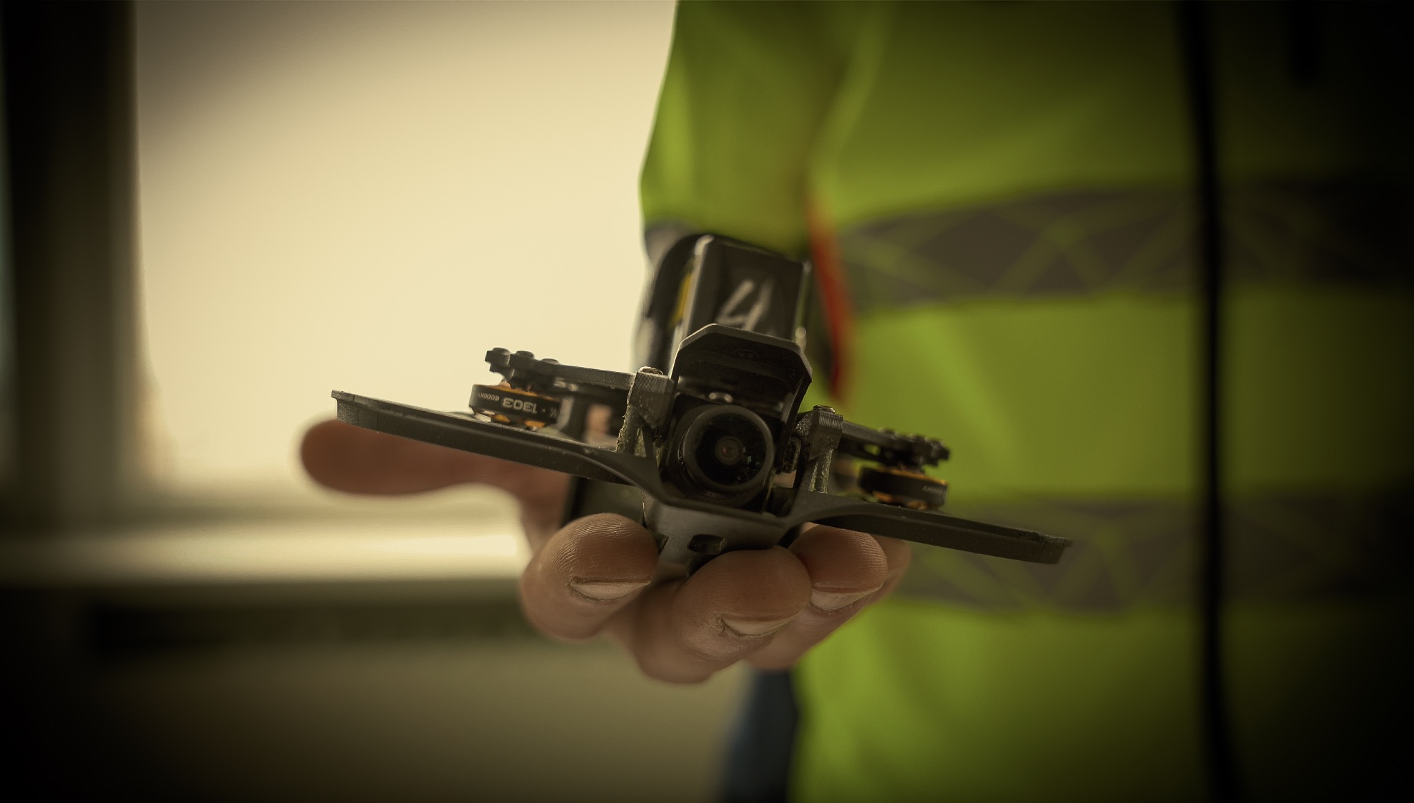 Filmowanie dronami FPV wewnątrz