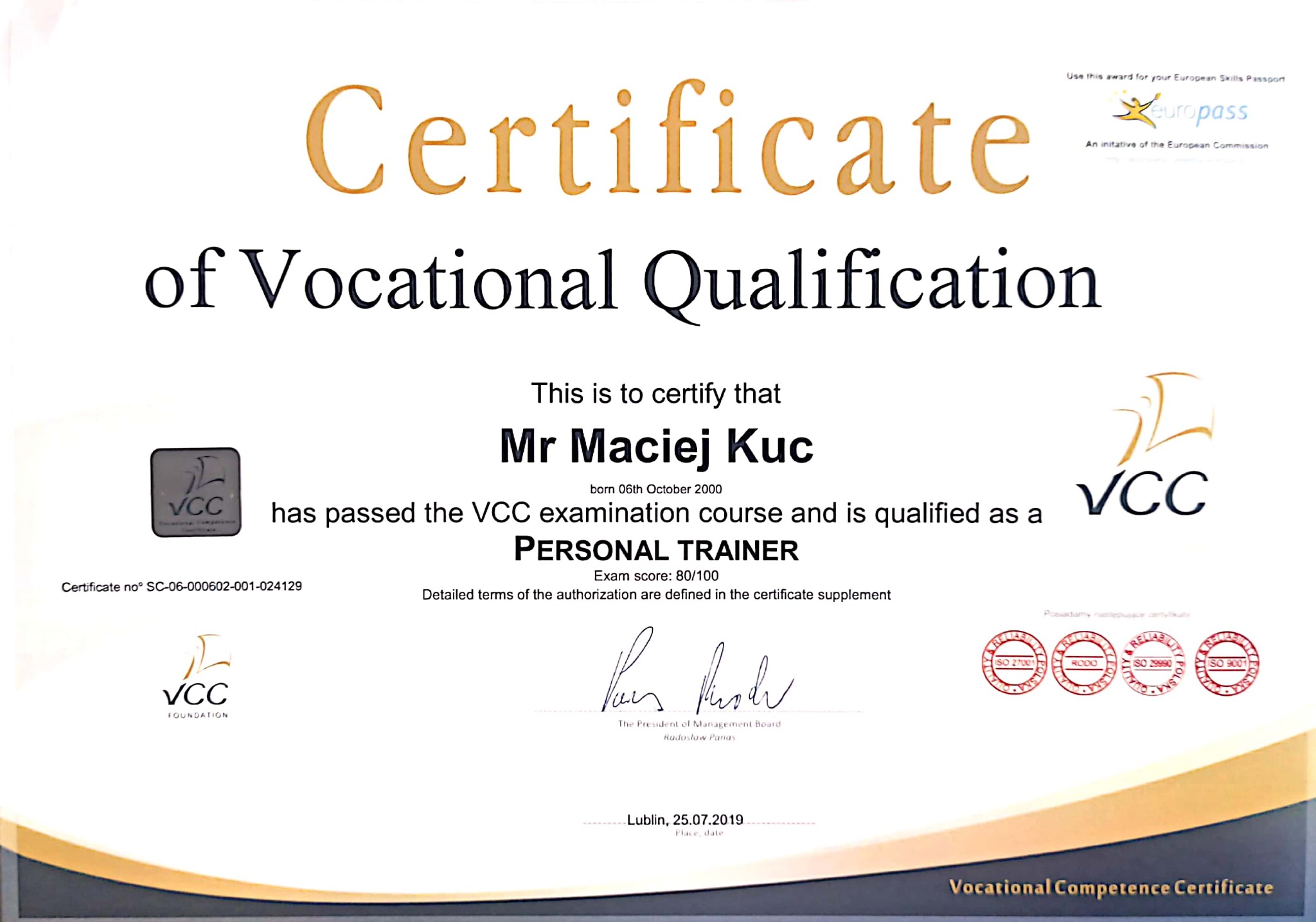Skan certyfikatu Vocational Competence Certificate dla pana Macieja Kuca, potwierdzający kwalifikacje jako Trenera Personalnego, wydany w Lublinie 25.07.2019, z pieczęciami ISO i logo EuroPass.