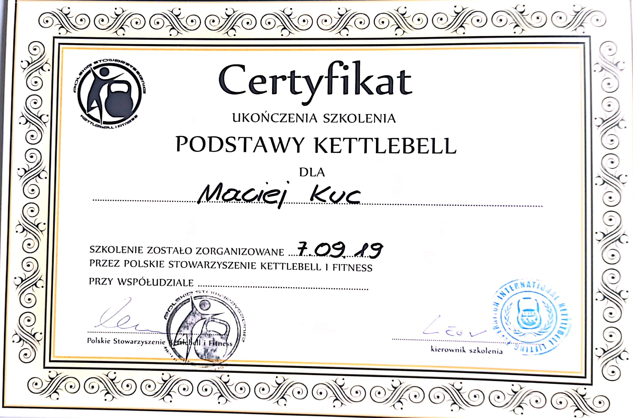 Certyfikat ukończenia szkolenia z podstaw kettlebell dla Macieja Kuc, wydany przez Polskie Stowarzyszenie Kettlebell i Fitness, z datą 7.09.19, ozdobna ramka.
