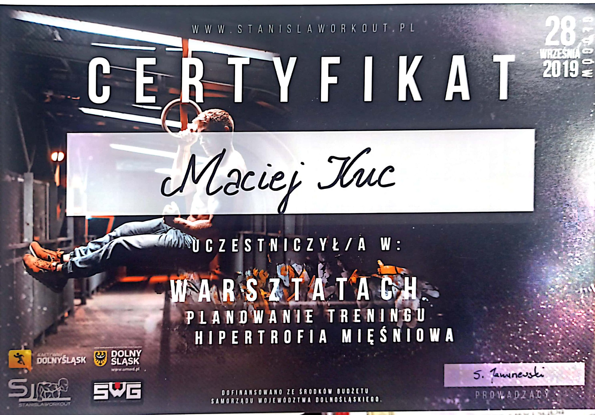 Certyfikat ukończenia warsztatów z planowania treningu i hipertrofii mięśniowej, nazwisko Maciej Kuc, data 28 września 2019, logo Stanisław Workout, Dolny Śląsk.