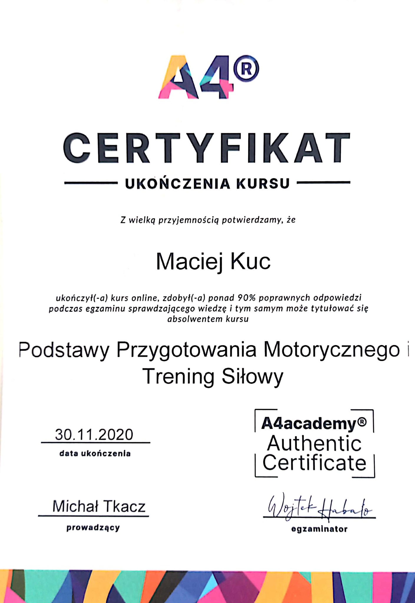 Certyfikat ukończenia kursu online z Podstaw Przygotowania Motorycznego i Treningu Siłowego dla Macieja Kuca, wydany przez A4academy z datą 30.11.2020, podpisany przez prowadzącego Michała Tkacza...