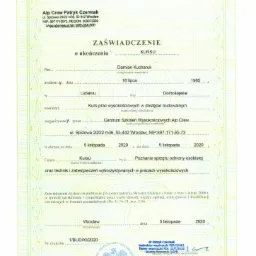 Skan zaświadczenia o ukończeniu kursu prac wysokościowych w dostępie budowalnym, wydanego przez Centrum Szkoleń Wysokościowych Alp Crew, z danymi personalnymi uczestnika i datą ukończenia.