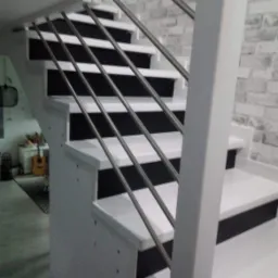 Schody bukowe bielone z podstopniami w kolorze czarny mat