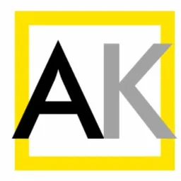 Logo firmy z czarną literą A i szarą literą K w żółtej ramce.