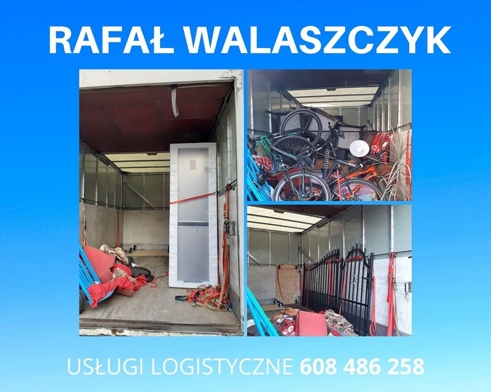 Wnętrze przestrzeni ładunkowej busa z widoczną lodówką zabezpieczoną pasami, stertą rowerów i elementami metalowego ogrodzenia przygotowanymi do transportu.