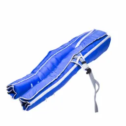 Niebieski mankiet do presoterapii z białymi lamówkami i szarymi przewodami, widok z góry na białym tle.