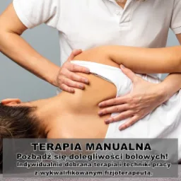 Pacjentka leżąca na boku poddawana terapii manualnej barku przez terapeutę w białym uniformie, widoczne dłonie terapeuty uciskające ramię.