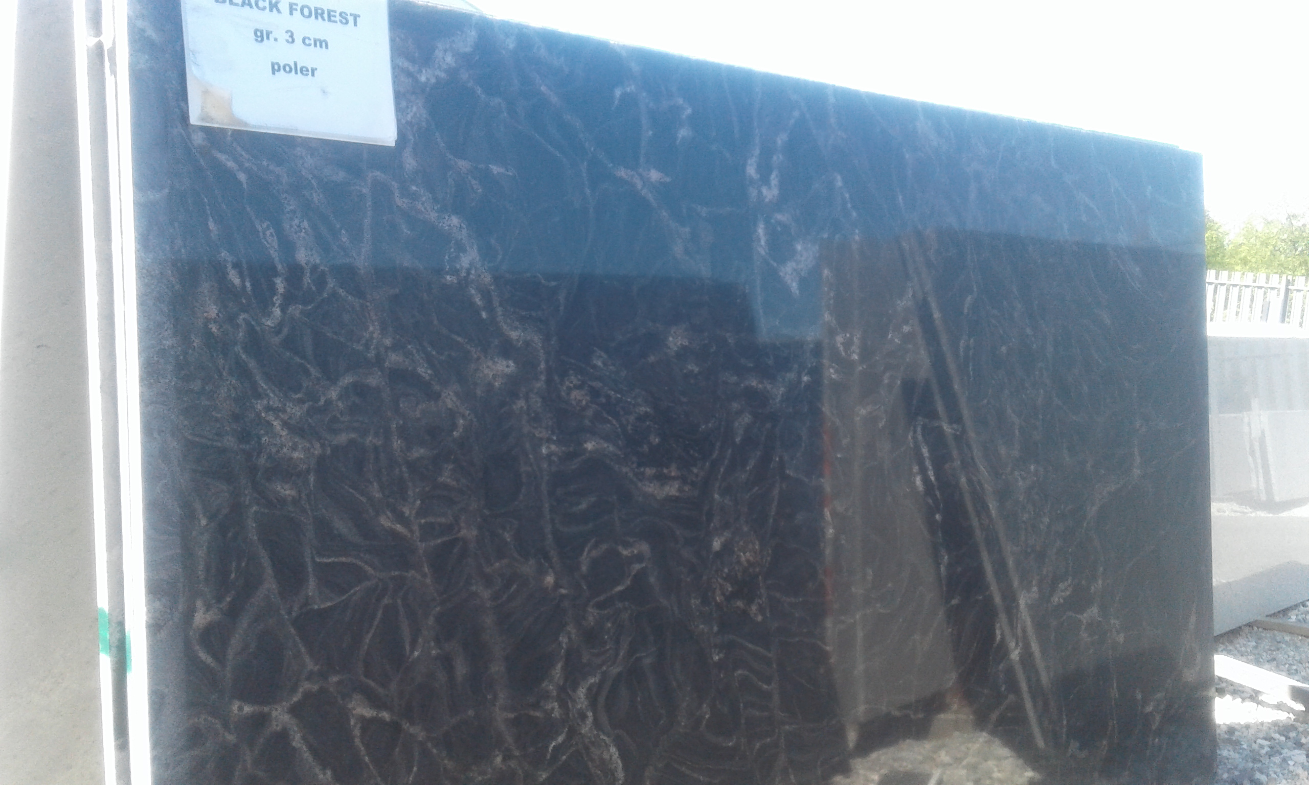 Płyta polerowanego granitu Black Forest o grubości 3 cm, widoczna kartka z informacjami o produkcie.