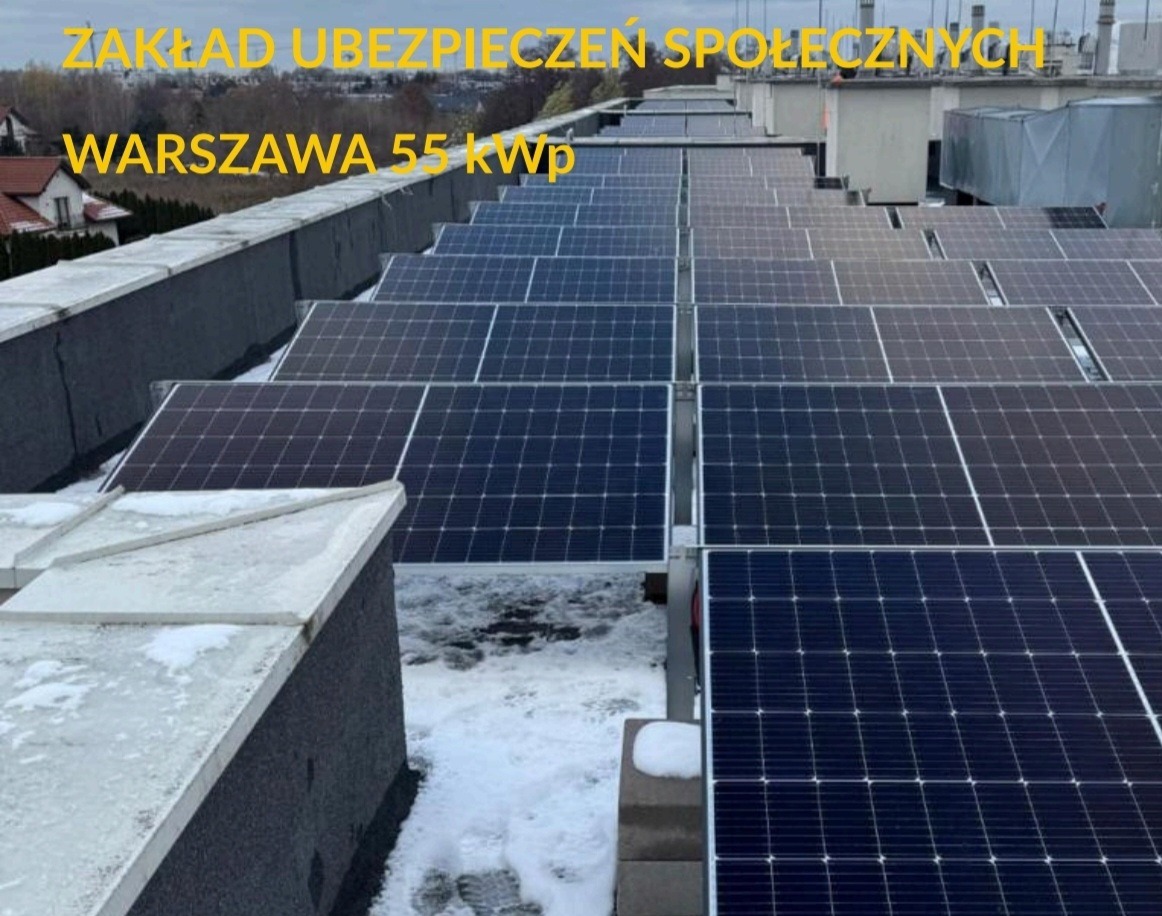 Instalacja fotowoltaiczna 55 kWp na dachu ZUS w Warszawie. Panele słoneczne w zimowej scenerii, widok z góry. Układ paneli na płaskim dachu.
