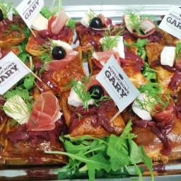 Poduszeczki z ciasta francuskiego z konfiturą z cebuli, camembertem i szynką serrano