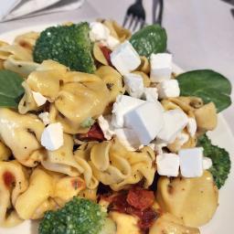 Restauracja Potłuczone Gary - Sałatka z tortellini, suszonymi pomidorami, brokułami i serem feta