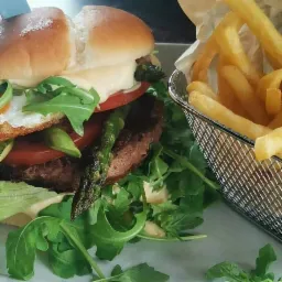 Burger wołowy ze szparagami i jajko sadzonym
