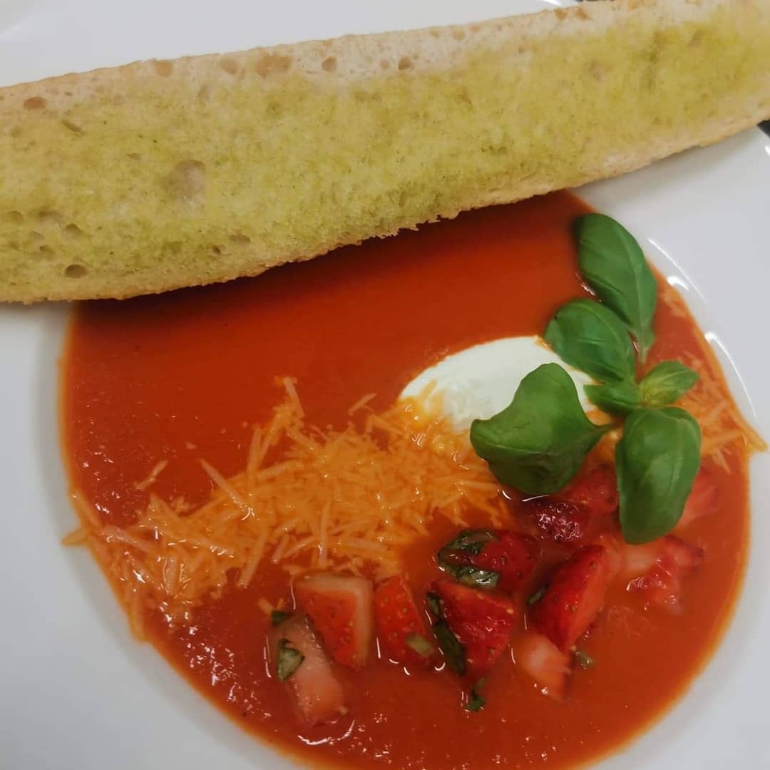 Krem z pomidorów z mascarpone i truskawkami