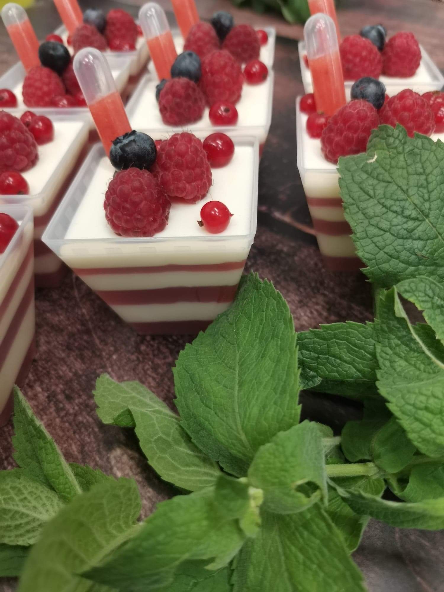 Panna cotta z musem truskawkowym