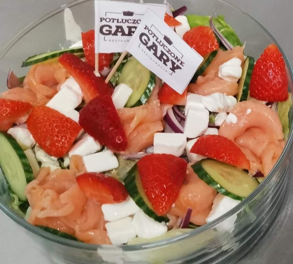 Sałatka z wędzonym łososiem i truskawkami