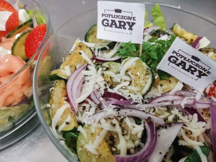 Sałatka z grillowaną cukinią i mozzarellą