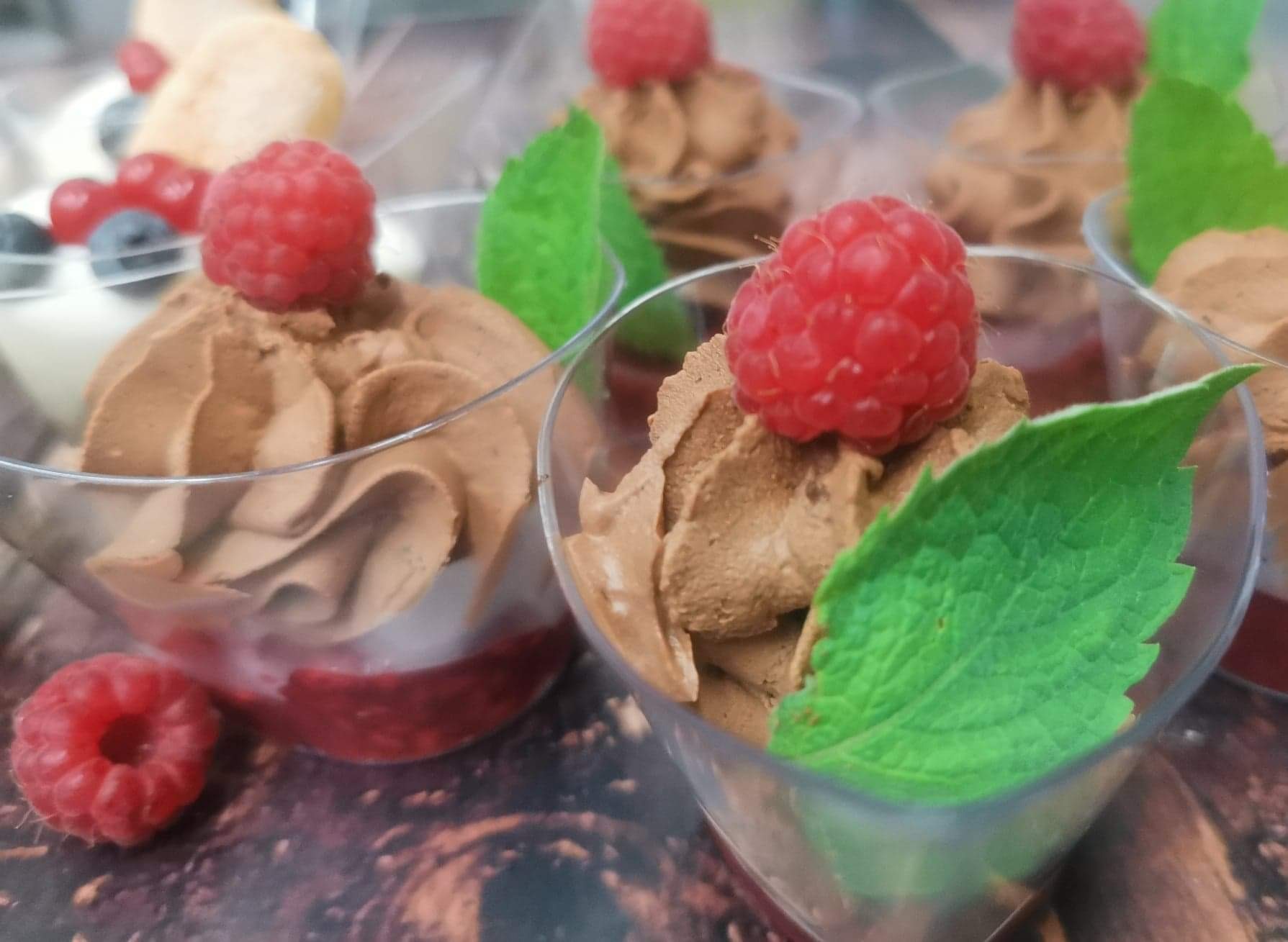 Mini desery - mus czekoladowy z malinami