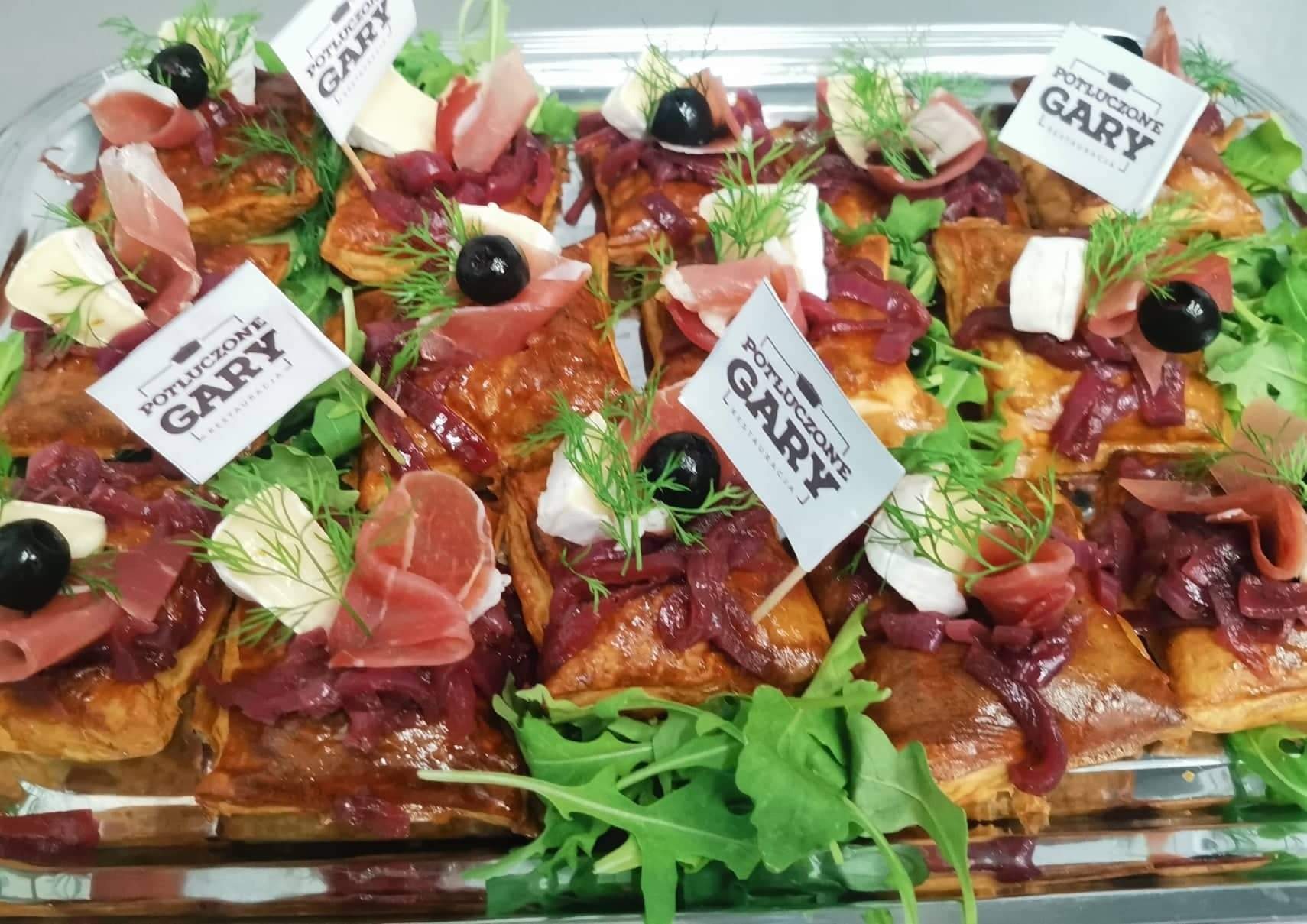 Poduszeczki z ciasta francuskiego z konfiturą z cebuli, camembertem i szynką serrano