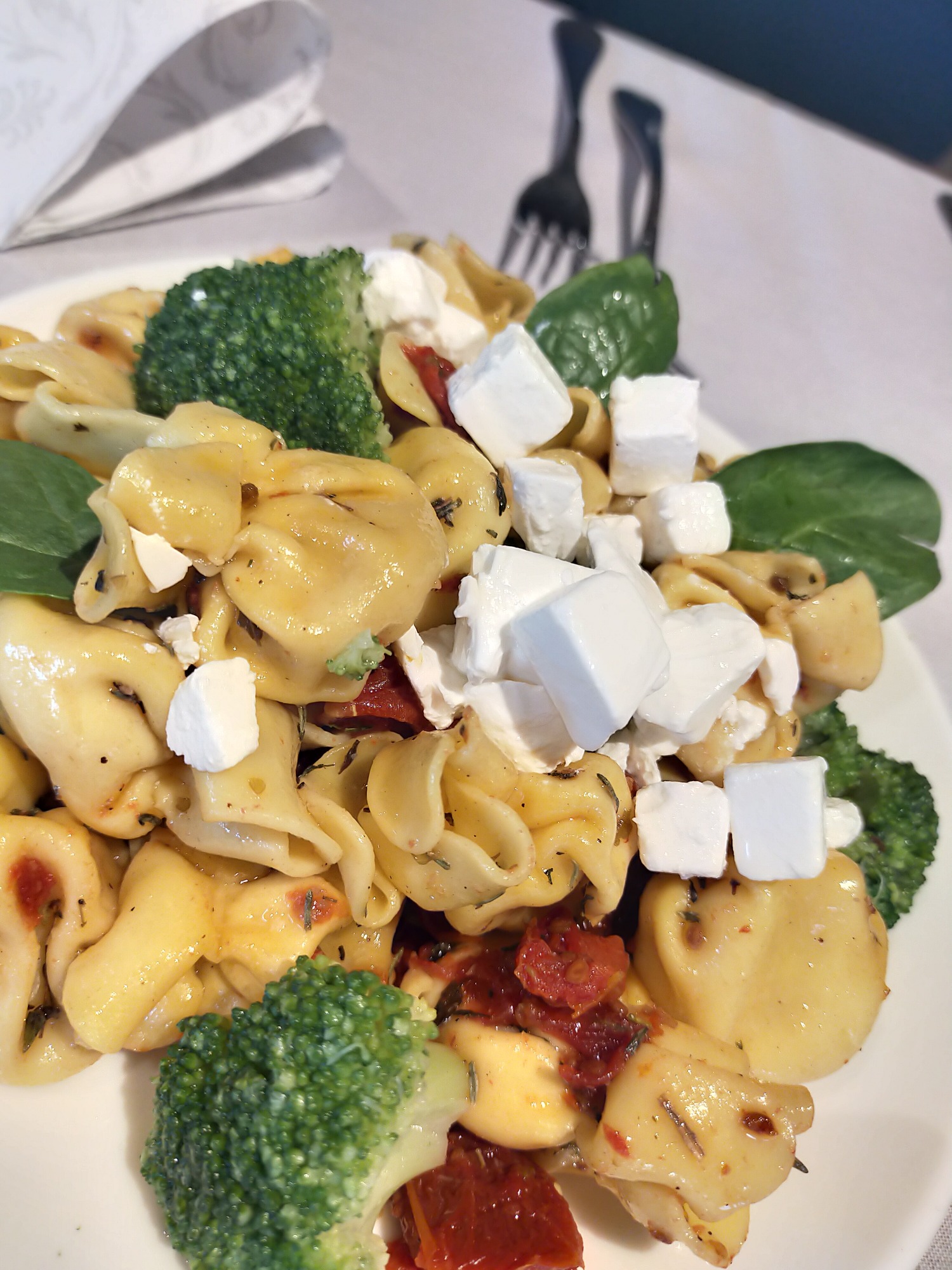 Sałatka z tortellini, suszonymi pomidorami, brokułami i serem feta