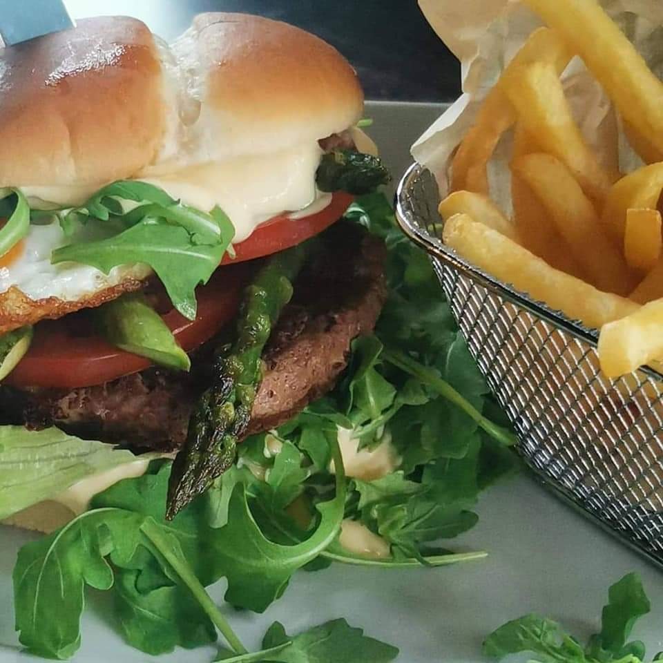 Burger wołowy ze szparagami i jajko sadzonym