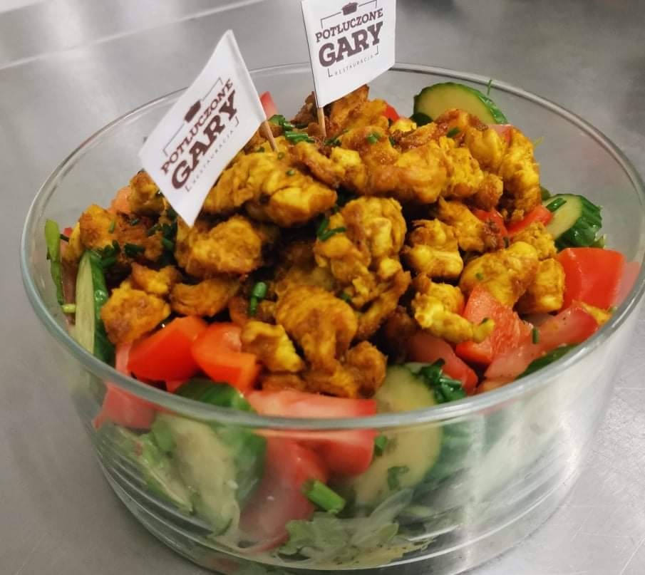 Sałatka z kurczakiem w curry