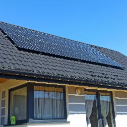 Moduły JA SOLAR 340W idealnie komponujące się dachu.