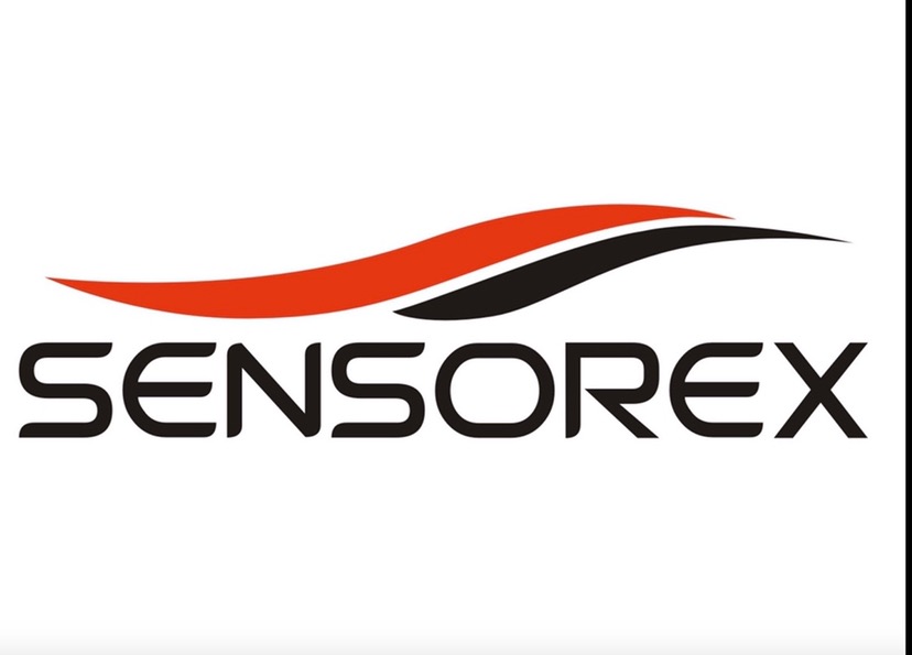 Logo firmy Sensorex z czerwono-czarnym symbolem fali nad nazwą, na białym tle.