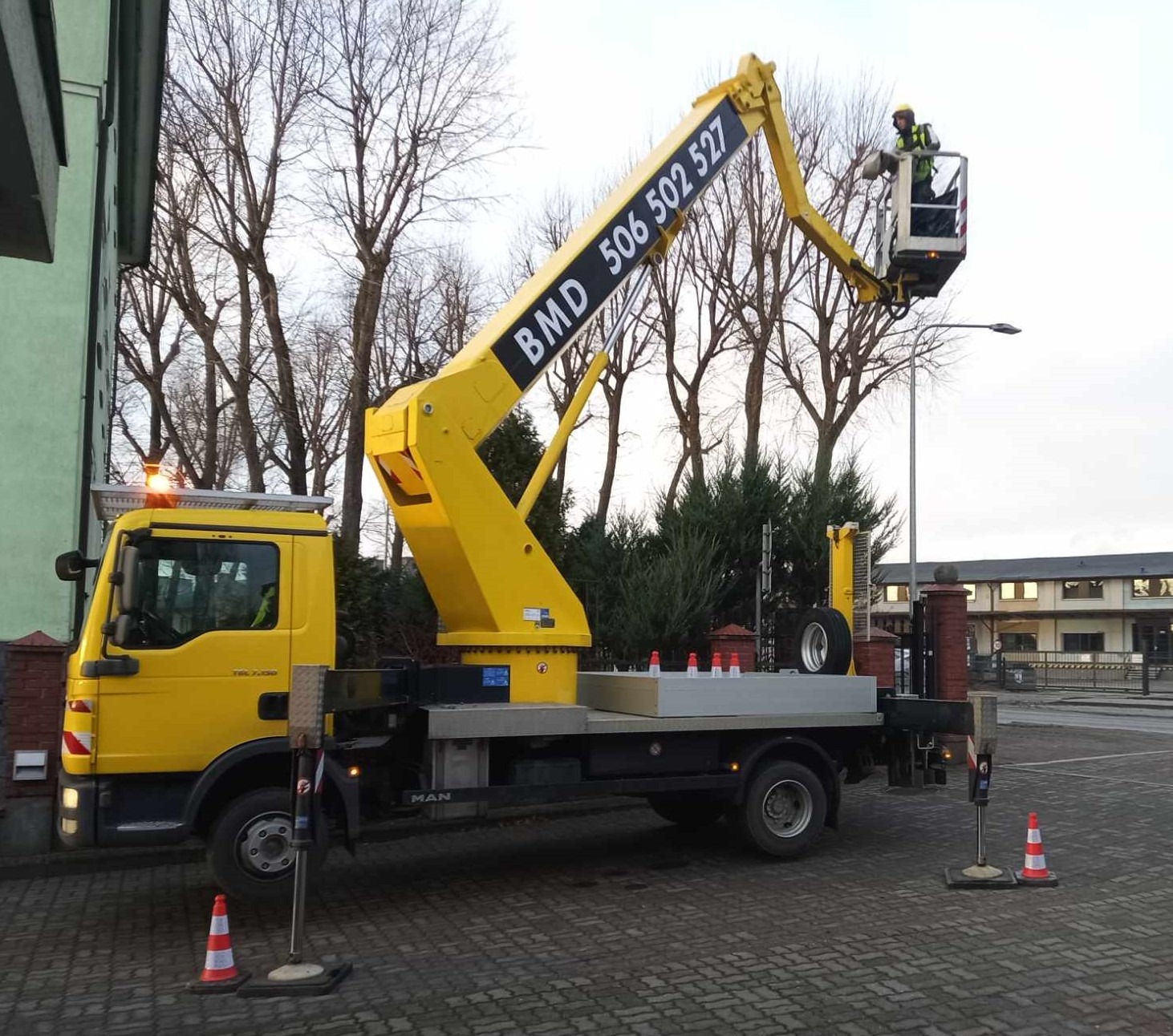 Usługi podnośnikiem koszowym