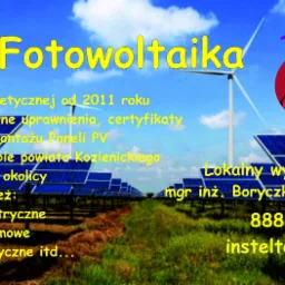 Grafika reklamowa firmy z branży energetycznej: panele słoneczne w tle, turbiny wiatrowe, logo z narzędziami elektrycznymi, dane kontaktowe i informacje o uprawnieniach.