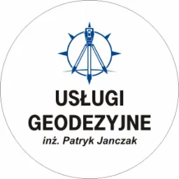 Okrągłe logo z niebieskim kompasem i teodolitem, czarnym napisem USŁUGI GEODEZYJNE oraz imieniem i nazwiskiem inż. Patryka Janczaka.
