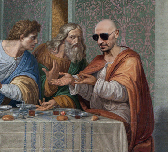 Parodia Ostatniej Wieczerzy z nowoczesnym mężczyzną w okularach przeciwsłonecznych, siedzącym przy stole z chlebem i napojami.