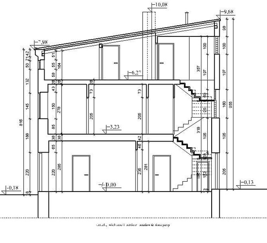 Przekrój pionowy budynku mieszkalnego z wymiarami, ukazujący rozmieszczenie pomieszczeń, schodów i wysokości poszczególnych kondygnacji.