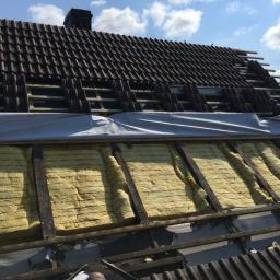 Naprawa dachu z wymiana izolacji i zabezpieczeniem przed kuna która zrobiła wiele szkod