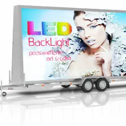 Mobilna przyczepa reklamowa z podświetlanym panelem LED prezentująca wizerunek kobiety w zimowej stylizacji i napis Backlight.