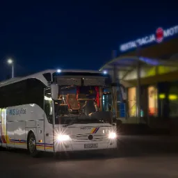 Autokar PKS Gryfice z otwartymi drzwiami stoi nocą przed budynkiem z napisem RESTAURACJA MOTEL.